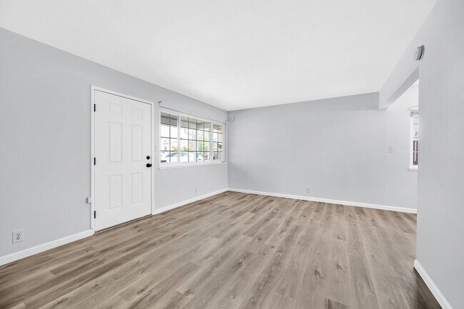 Building Photo - 3042 Maple Ave