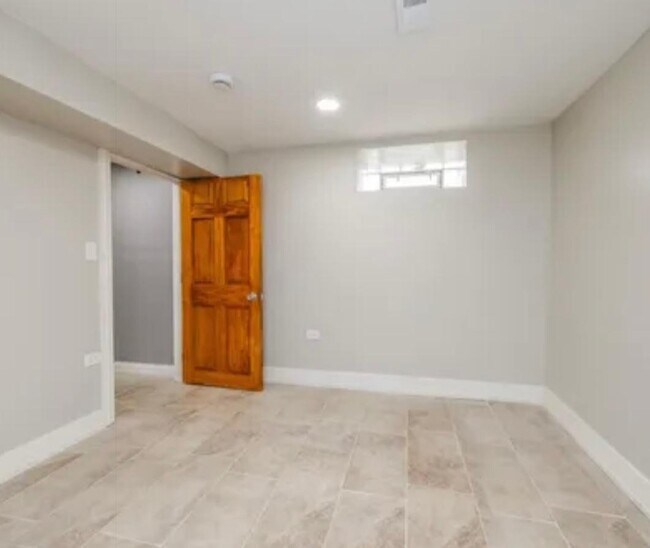 Building Photo - Spacious 4BR Duplex | Modern Upgrades | St...