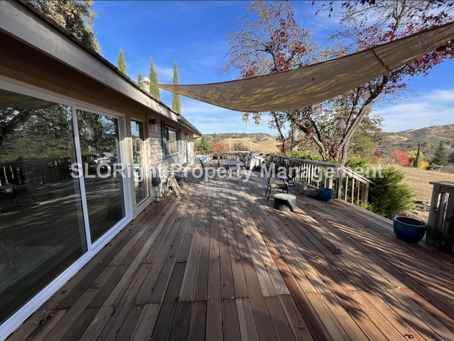 Building Photo - AVAILABLE NOW- Recently Updated Home on Lake Nacimiento - 3 Bed / 2 Bath