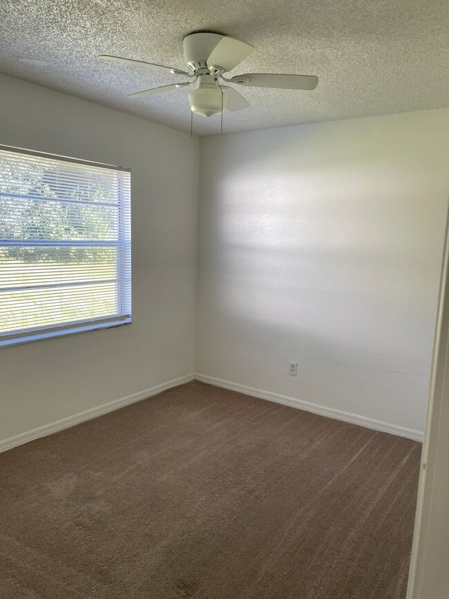 Building Photo - Spacious 4/2 home with 2 car garage Availa...