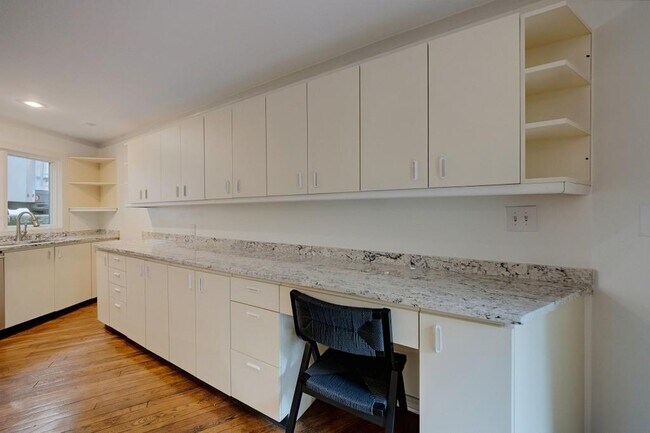Building Photo - 130 Huntcliff Point NE
