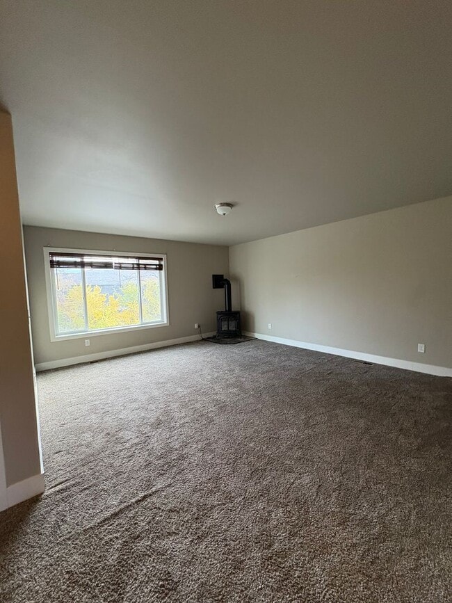 Building Photo - Beautiful 3 Bed Townhome