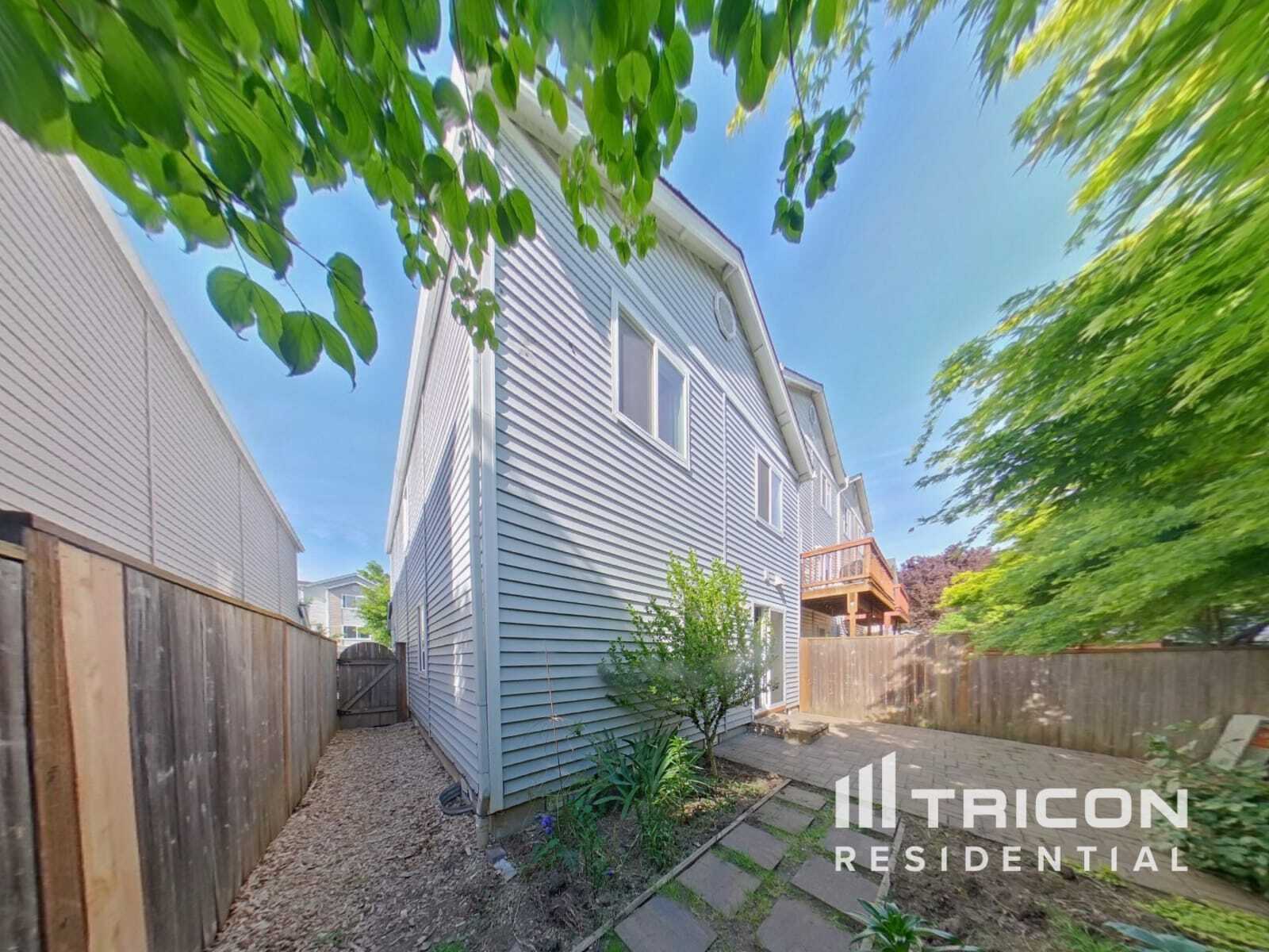 Building Photo - 1811 NE 89th Cir