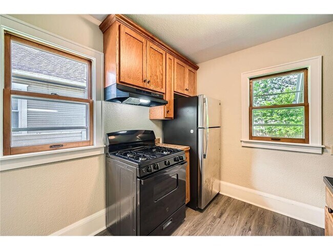 Building Photo - 1083 Western Ave N