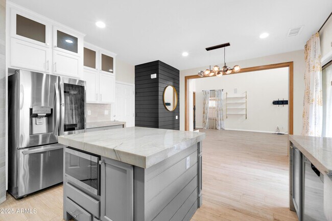 Building Photo - 2040 W Kathleen Rd