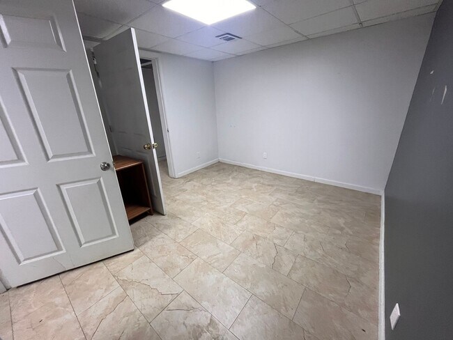 Building Photo - 925 Dogwood Park Dr