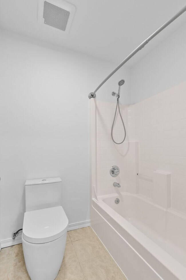 Building Photo - Immaculate Redmond Ridge Air-Conditioned B...