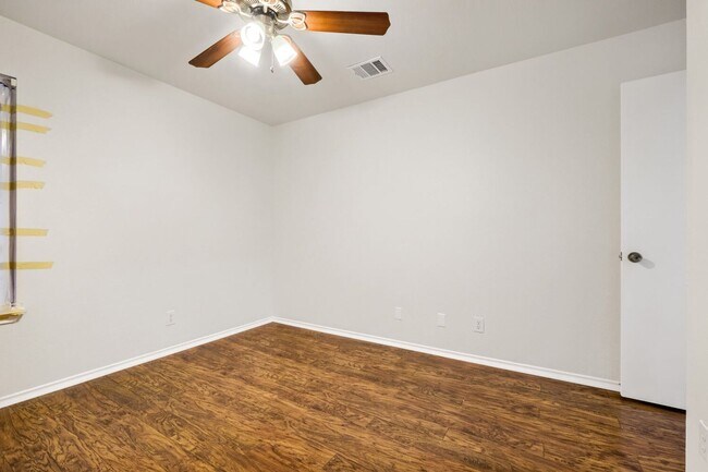 Building Photo - FRESHLY PAINTED  |  OPEN CONCEPT  |  NEAR SCHOOLS & SHOPPING