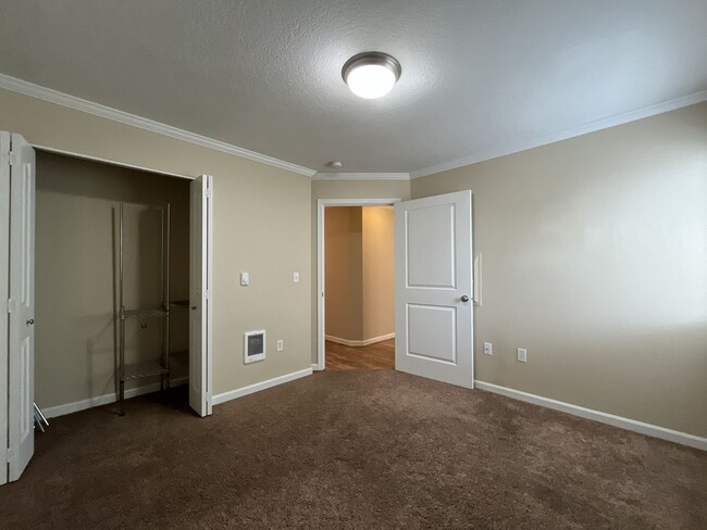Building Photo - Spacious 904 Sq Ft Home in Bethany with Garage Parking, Washer/Dryer & Modern Kitchen Features