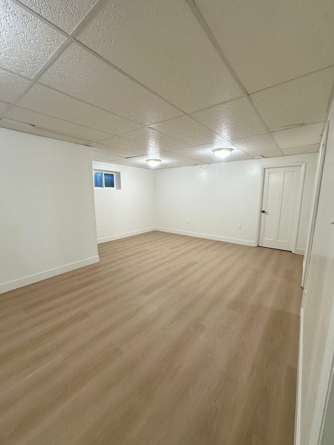 Building Photo - 270 S Edgehill Dr