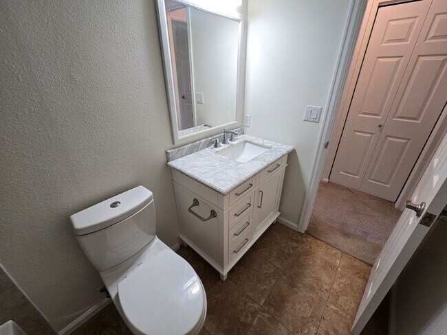 Building Photo - Beautifully Renovated, Top Floor, 2 Bedroom 2 Bath East Boulder Condo for Rent!