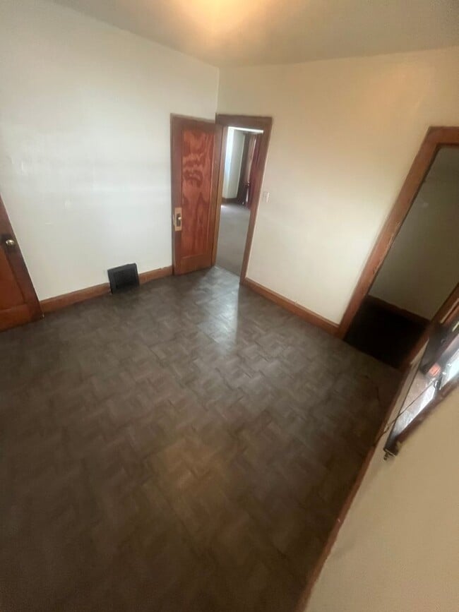 Building Photo - Spacious 2Bedroom Lower Duplex