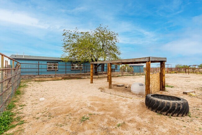 Building Photo - 1.25 Acre 5 Bedroom 3 Bathroom Horse Property in Florence!