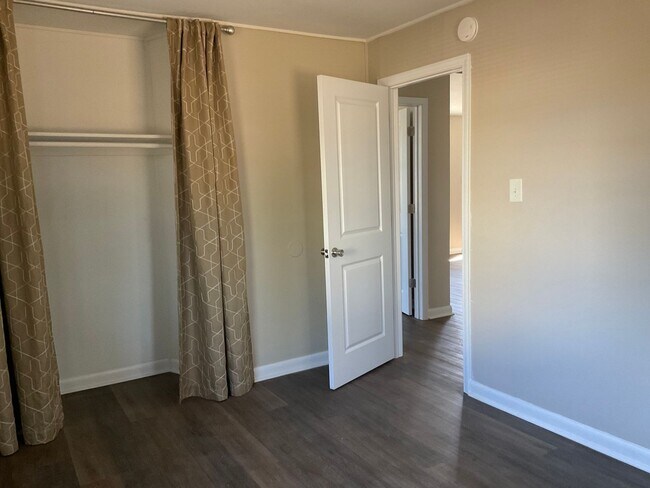 Building Photo - Nice 2 bedroom 1 bath duplex located close to Camp Lejeune.