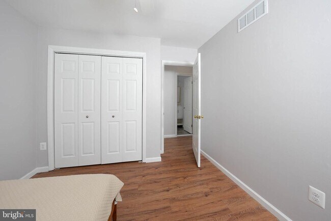 Building Photo - 1025 Commanders Way N