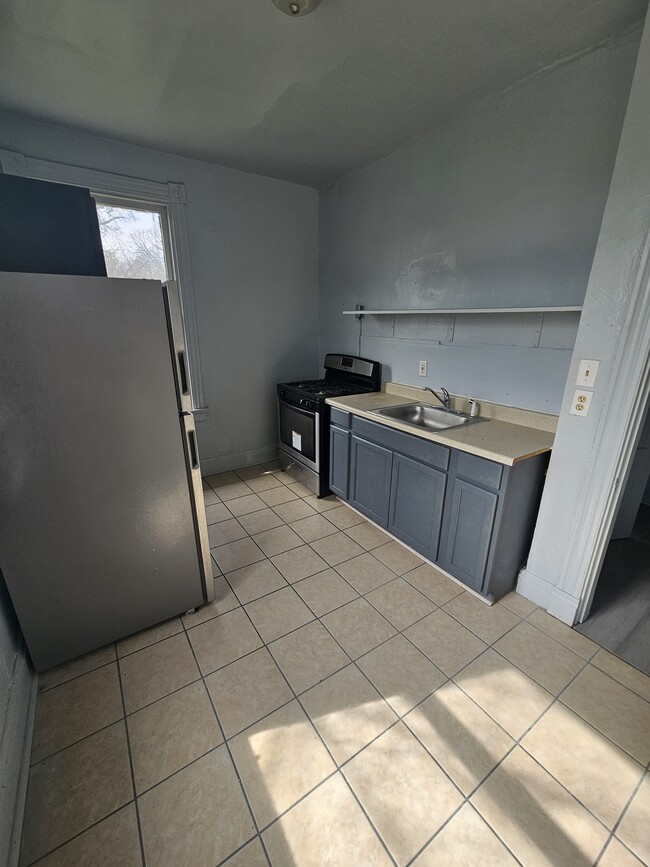 Building Photo - 633 Hawthore Ave