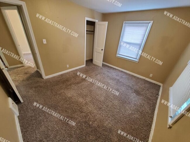 Building Photo - 2 Bedroom Waldo Charmer!!-Available in AUG...