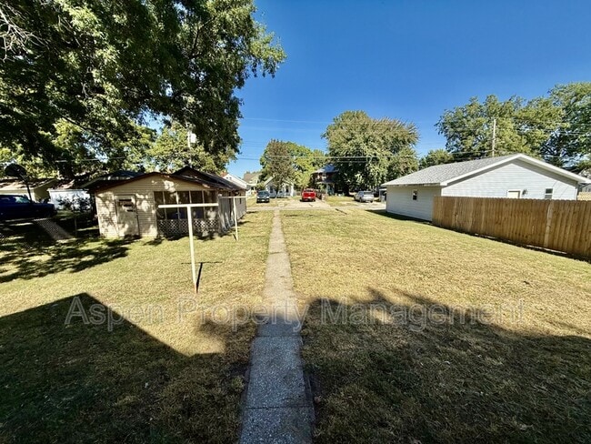 Building Photo - 420 Hedge Ave