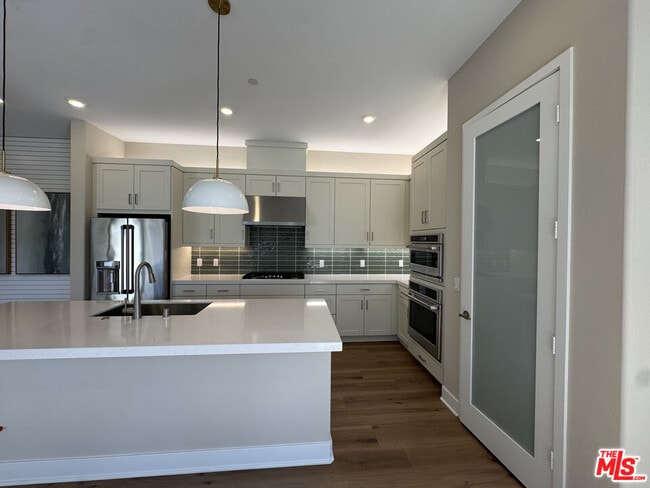 Building Photo - 406 Clipper