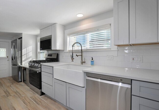 Building Photo - 3 Island Ave