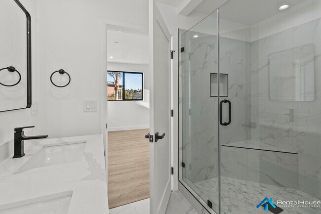 Building Photo - 2821-2822 Avenel St