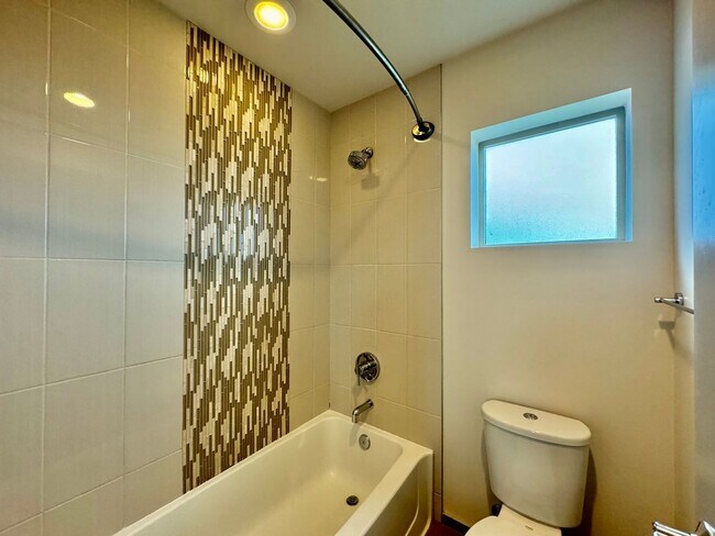 Building Photo - Location! Location! Modern 3 bed, 2.5 bath, Townhome near Greenlake!