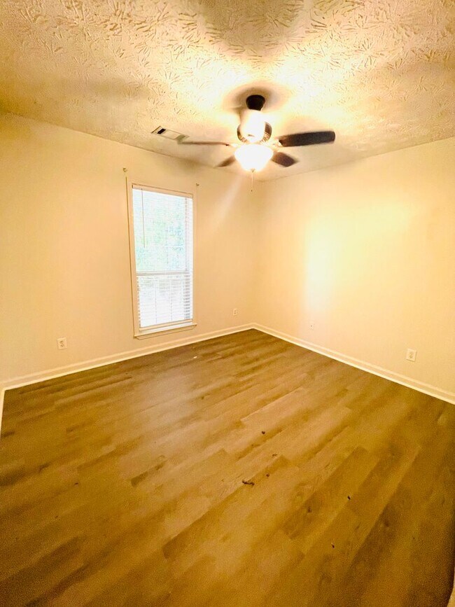 Building Photo - ** 3 Bed 2 Bath located off McQueen Smith ...