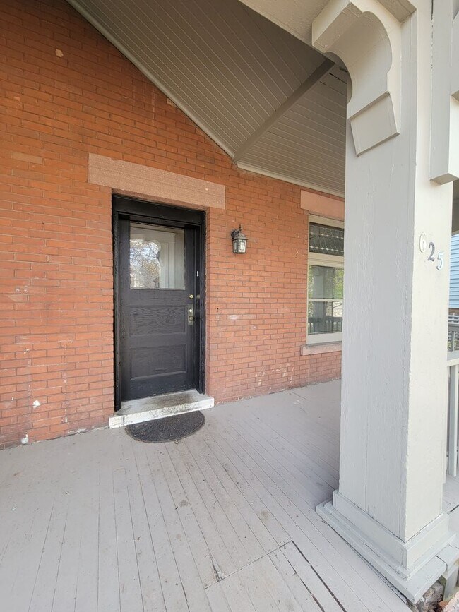 Building Photo - 623-625 N 10th Ave E