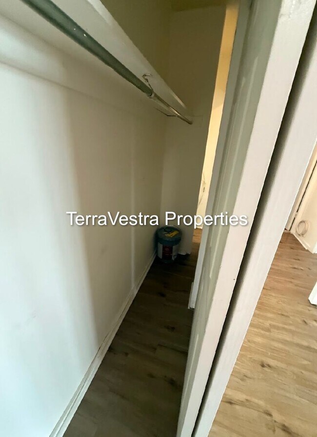 Building Photo - 1 Bed in Barclay Towers! Eligible for $500 Security deposit.