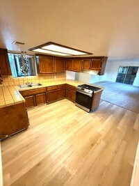 Building Photo - Charming 4 bedrooms single family home in Delano - New reduced rent!