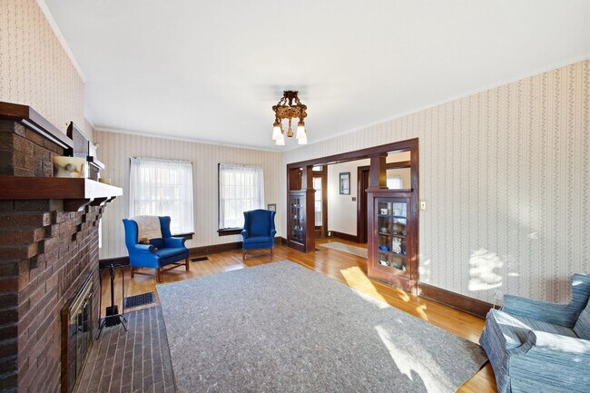 Building Photo - 6+BR House on E. Lane – Central Campus – Newly Renovated + Free Parking – Flexible Move-In