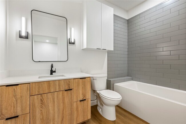 Building Photo - 949 SE 10th St