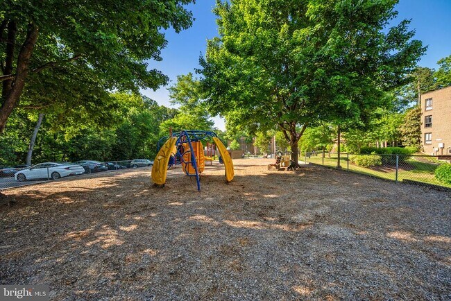 Building Photo - 11240 Chestnut Grove Square