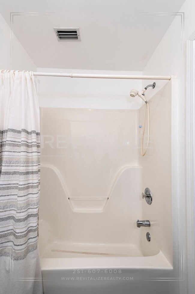 Building Photo - Charming 3-Level Home with Water Access in...