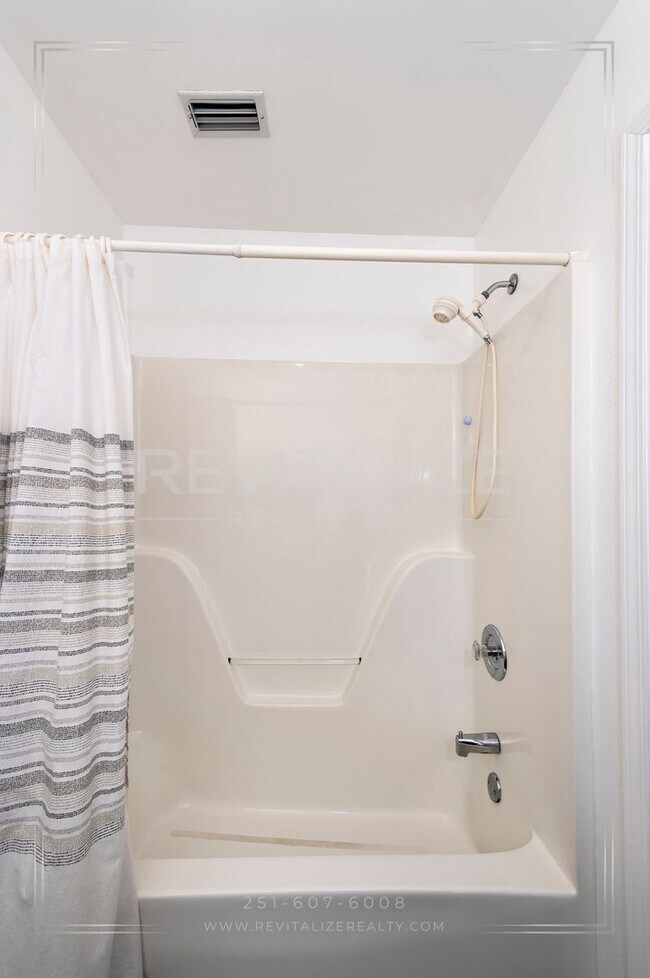 Building Photo - Charming 3-Level Home with Water Access in Daphne, AL