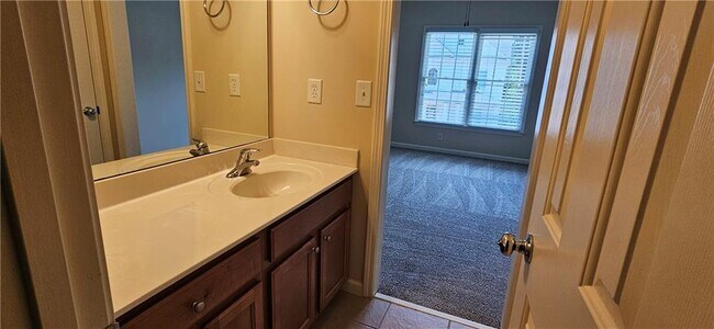 Building Photo - 647 Maple Grove Way