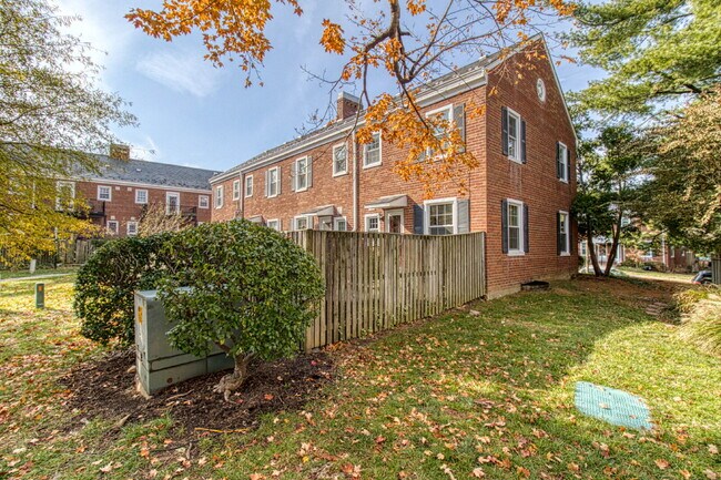 Building Photo - Discover Exceptional Townhouse Living!