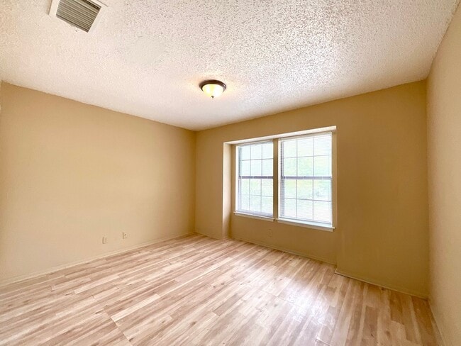 Building Photo - Available Now! 3 Bedroom / 2 Bath Home Nea...