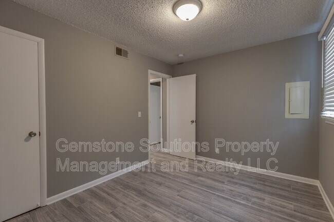 Building Photo - 2305 Dalebrook Ct