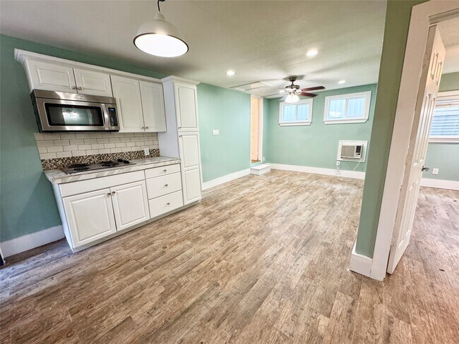 Building Photo - 728 W 21st St