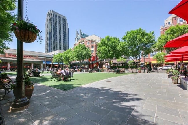 Building Photo - 395 Laurent St NW