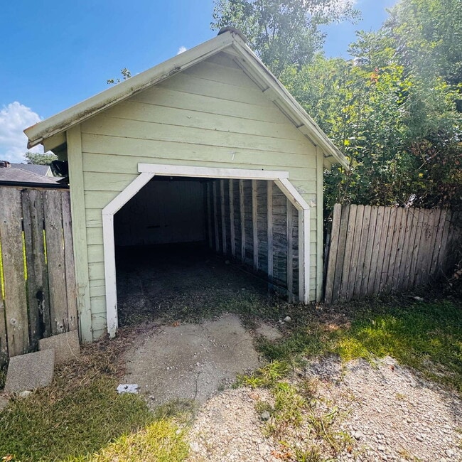 Building Photo - Spacious Single-Family Home in the Heart of Port Neches, TX