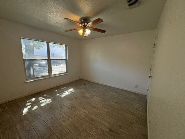 Building Photo - Nice One Story 3 Bedroom 2 Bath Home Backi...