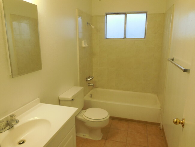 Building Photo - 3 Bedroom / 1.5 Bath House
