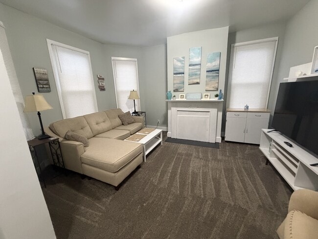 Building Photo - 829 E 27th St