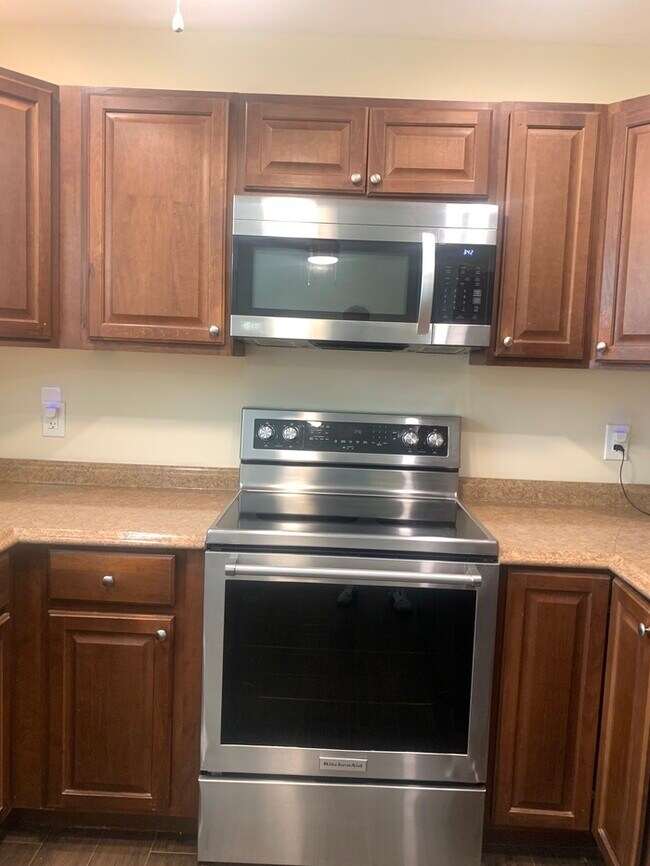 Building Photo - REMODELED 2 BR, 1 BATH 1 CAR GARAGE !