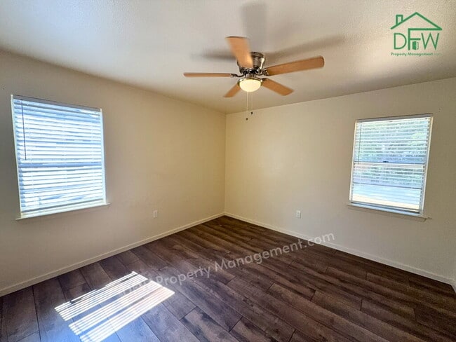 Building Photo - Charming 3-Bedroom Haven in Euless - Stainless Appliances, Large Fenced Yard