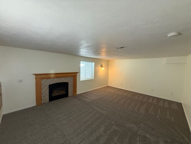 Building Photo - 5 Bedroom Home in Herriman; 2700 sq ft; Open Floor Plan