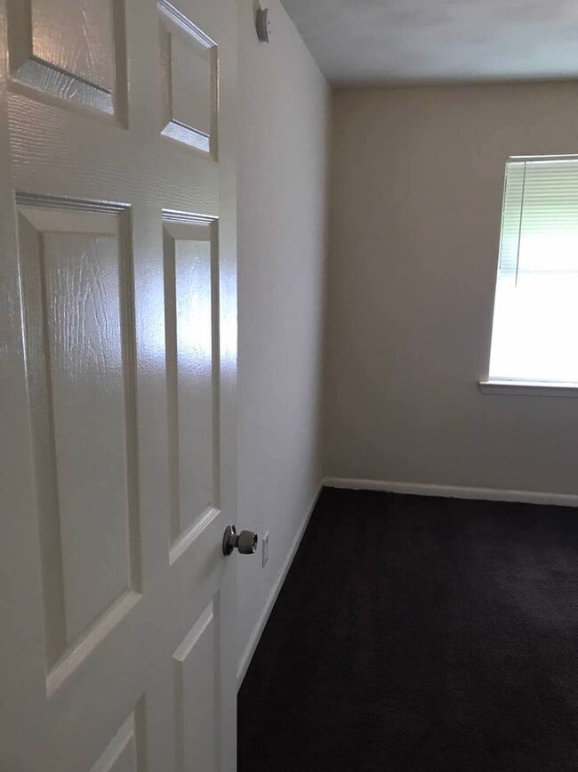 Building Photo - Conveniently Located 4 Bedroom Home in Gar...