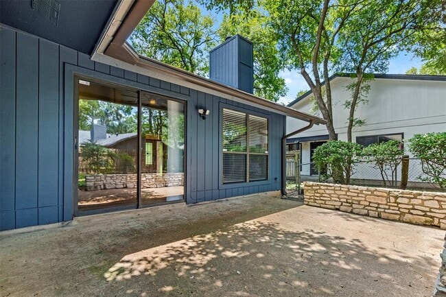 Building Photo - 8606 Mesa Dr